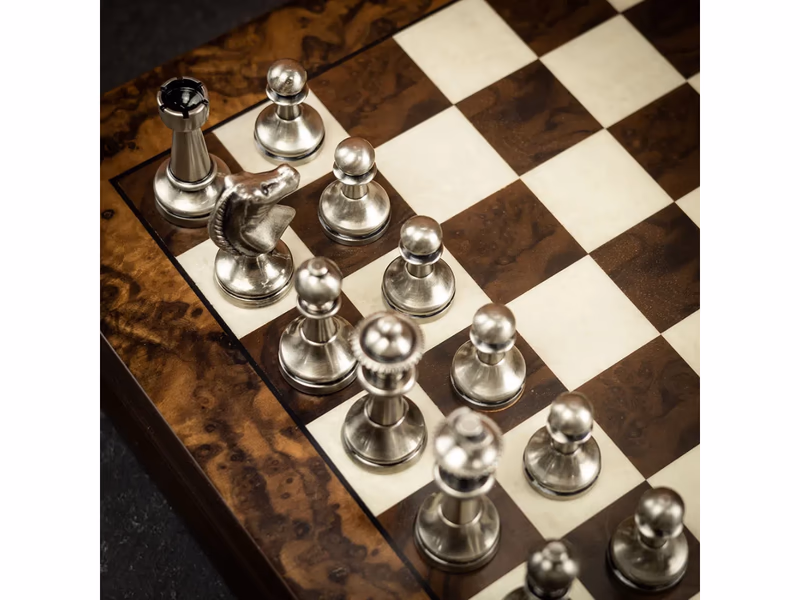 Farrar & Tanner - Large Staunton Brass Chess Pieces & Walnut and Maple Wood Chess Board - Auto Draw - 1st November