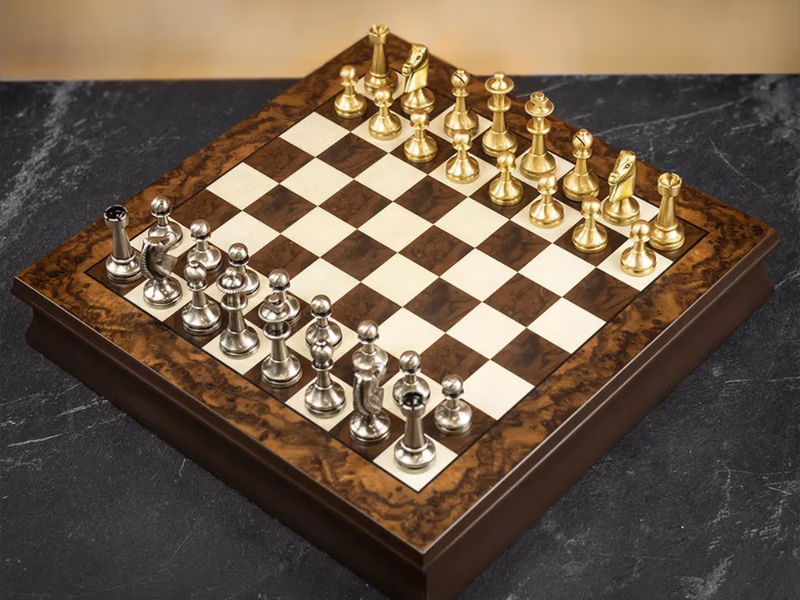 Farrar & Tanner - Large Staunton Brass Chess Pieces & Walnut and Maple Wood Chess Board - Auto Draw - 1st November