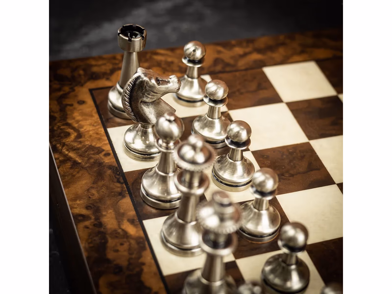 Farrar & Tanner - Large Staunton Brass Chess Pieces & Walnut and Maple Wood Chess Board - Auto Draw - 1st November